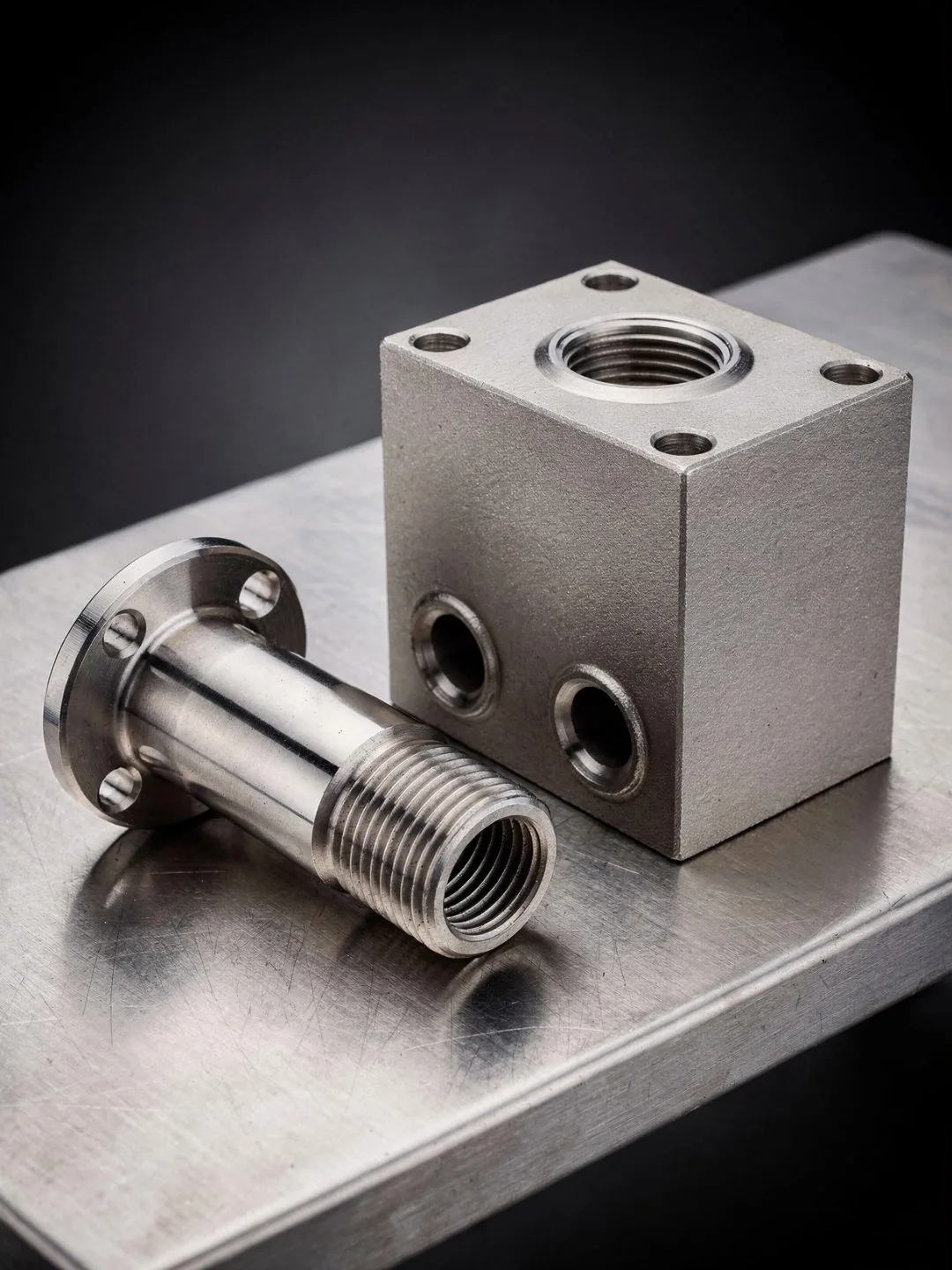 Machined valve body and threaded flange connector in corrosion-resistant alloy
