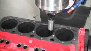 Un centro de mecanizado de alta precisión trabaja en el bloque de motor de un automóvil, asegurando que cada cilindro cumpla las dimensiones exactas de diseño.